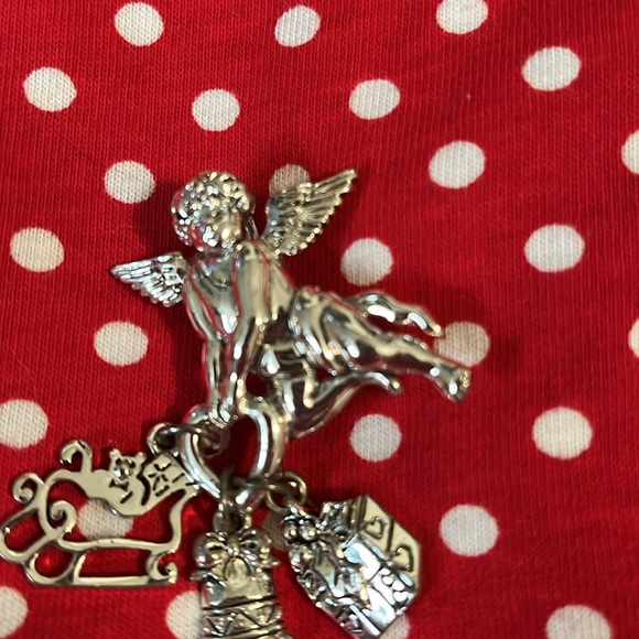 Pendant/brooch cherub with bell, sleigh and present charms, Lot S - Picture 2 of 8